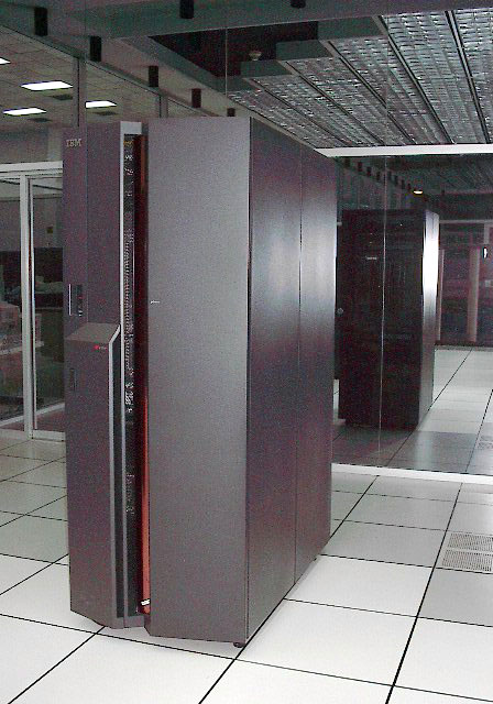Otra vista de la supercomputadora <EM>Regatta</EM> donde se llevan a cabo los clculos de qumica cuntica, simulaciones, etc.
